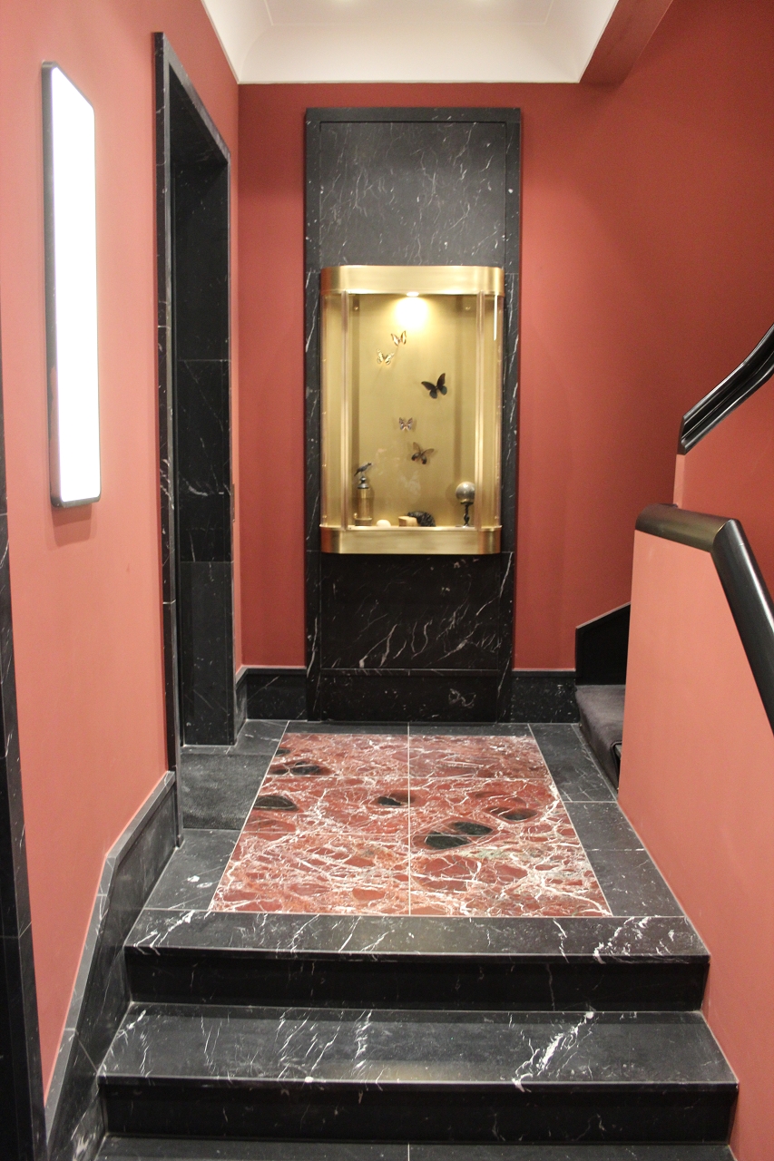 Die Natursteine Nero Marquina und Rosso Lepanto unterstreichen im Designkonzept die exklusive Ausstrahlung des einzigartigen Objektes  \\\"Alexanders\\\" in der kosmopolitischen Lage.