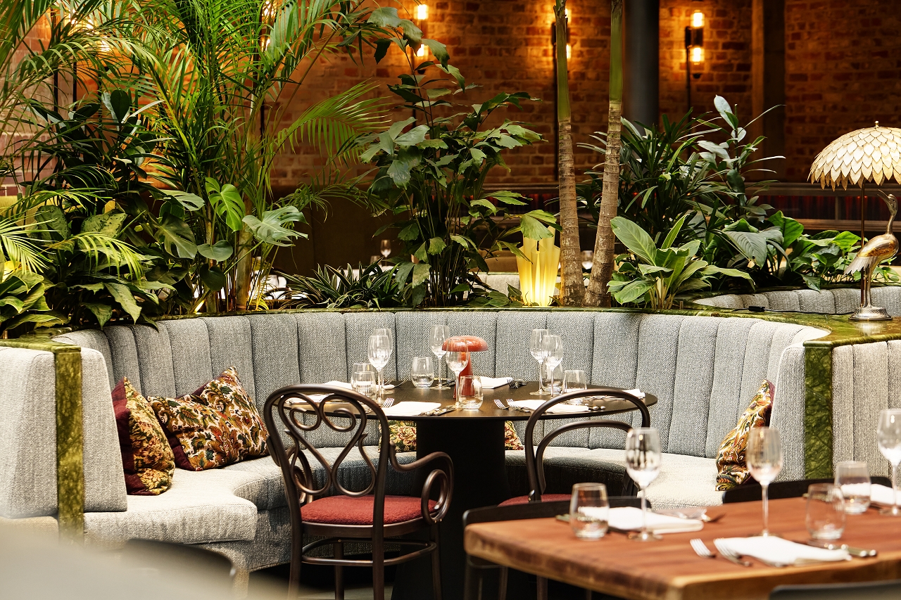 Der aus China stammende Marmor Ming Green verkleidet im Restaurant „Root“ im Hotel Telegraphenamt die Sitzbänke und schafft ein angenehmes Flair. 
